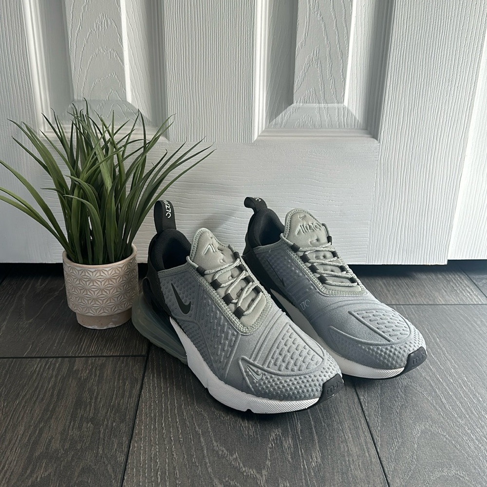 Woman’s Nike air max 270 sneakers - see pictures for wear